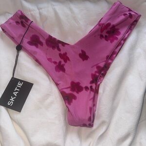 Skatie Mandi Bottom in Athena